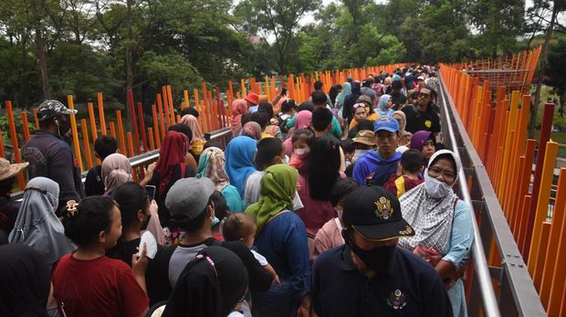 Sejumlah pengunjung menikmati suasana Tebet Eco Park di Jakarta, Kamis (26/5/2022). Warga memanfaatkan hari libur perayaan Kenaikan Isa Almasih dengan berkunjung ke tempat wisata maupun ke taman kota. ANTARA FOTO/Indrianto Eko Suwarso/YU