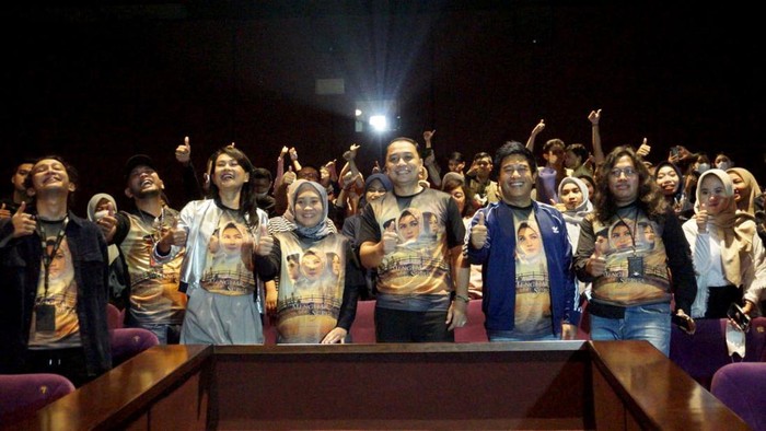 Momen Nobar βMengejar Surgaβ Bersama Walikota Surabaya Sebuah film berjudul βMengejar Surgaβ menjadi perhatian walikota Surabaya, Eri Cahyadi. Ia pun antusias mengikuti nonton bareng film tersebut di Surabaya.
Film orisinal ini bercerita tentang perjuangan seorang Anak dengan kegigihannya untuk menemukan Ayah kandungnya yang dirindukan.