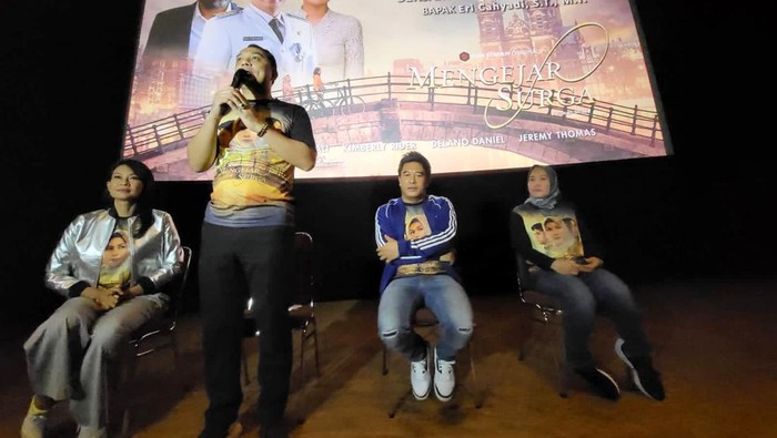 Momen Nobar ‘Mengejar Surga’ Bersama Walikota Surabaya Sebuah film berjudul ‘Mengejar Surga’ menjadi perhatian walikota Surabaya, Eri Cahyadi. Ia pun antusias mengikuti nonton bareng film tersebut di Surabaya.
Film orisinal ini bercerita tentang perjuangan seorang Anak dengan kegigihannya untuk menemukan Ayah kandungnya yang dirindukan.