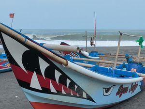 Pesisir Selatan Dihantui Gelombang Tinggi, Nelayan Berpangku Tangan