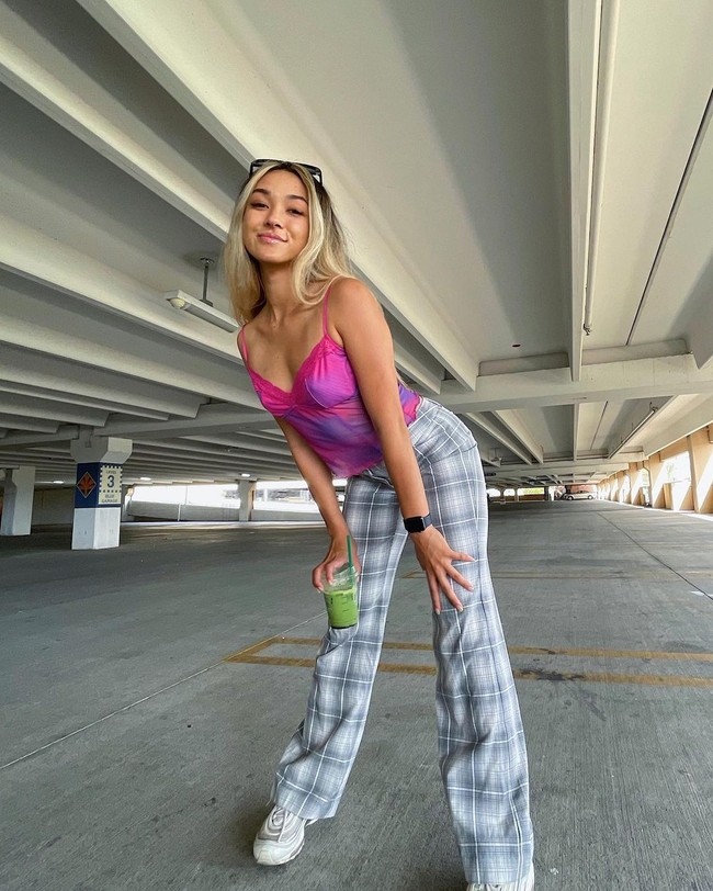 Di akhir postingannya itu, Nina memperlihatkan dua buah bon pelanggannya. Bukan untuk memperlihatkan betapa banyak mereka minum tapi uang yang diberikan padanya sebagai tip. Di tagihan pertama yang totalnya $9.291 (Rp 136 jutaan), ia mendapatkan tip yang tak kalah besar yakni $1.800 (Rp 26 juta).Foto: Instagram Nina Angelina