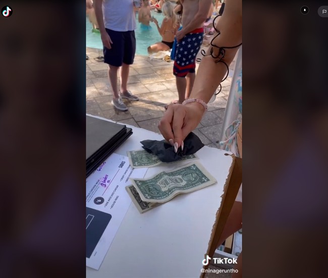 Tapi ternyata Nina mendapatkan tip yang lebih besar untuk bon kedua bernilai $10.855 (Rp 159 jutaan). Seseorang yang sangat royal memberinya hampir 30%-nya dari tagihan yakni $3.000 (Rp 43 juta). Jika ditotal, tipnya hari itu mencapai #4.800 atau Rp 71 juta.Foto: TikTok Nina Angelina