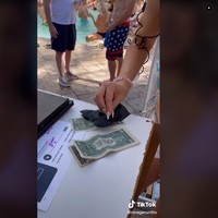 Tapi ternyata Nina mendapatkan tip yang lebih besar untuk bon kedua bernilai $10.855 (Rp 159 jutaan). Seseorang yang sangat royal memberinya hampir 30%-nya dari tagihan yakni $3.000 (Rp 43 juta). Jika ditotal, tipnya hari itu mencapai #4.800 atau Rp 71 juta.Foto: TikTok Nina Angelina