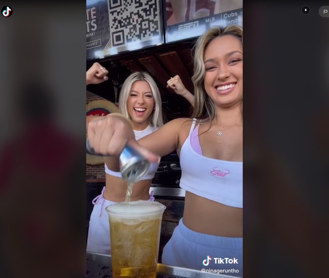 Seorang wanita bernama Nina Angelina mengungkap pekerjaannya yang memberikan tip jauh lebih menjanjikan daripada gaji sebenarnya. Dalam sebuah unggahannya yang viral, Nina memamerkan tip fantastis senilai puluhan juta.Foto: TikTok Nina Angelina