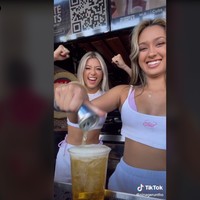 Seorang wanita bernama Nina Angelina mengungkap pekerjaannya yang memberikan tip jauh lebih menjanjikan daripada gaji sebenarnya. Dalam sebuah unggahannya yang viral, Nina memamerkan tip fantastis senilai puluhan juta.Foto: TikTok Nina Angelina