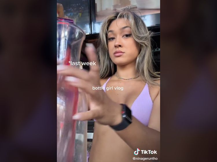 Potret Wanita yang Viral Jadi Penuang Minuman, Sehari Dapat Tip Rp 70 Juta
