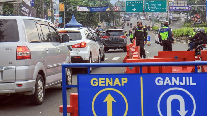 Padat! Penampakan Jalur Puncak Bogor Saat Libur Kenaikan Isa Almasih Antrean panjang kendaraan terlihat di jalur Puncak, Gadog, Kabupaten Bogor, saat libur kenaikan Isa Almasih. Berikut penampakannya.