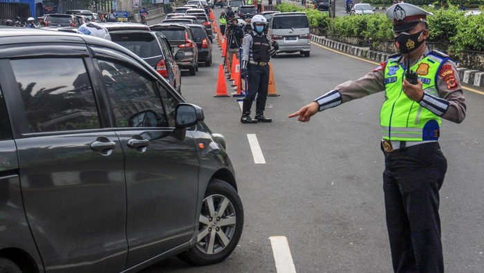 Padat! Penampakan Jalur Puncak Bogor Saat Libur Kenaikan Isa Almasih Antrean panjang kendaraan terlihat di jalur Puncak, Gadog, Kabupaten Bogor, saat libur kenaikan Isa Almasih. Berikut penampakannya.