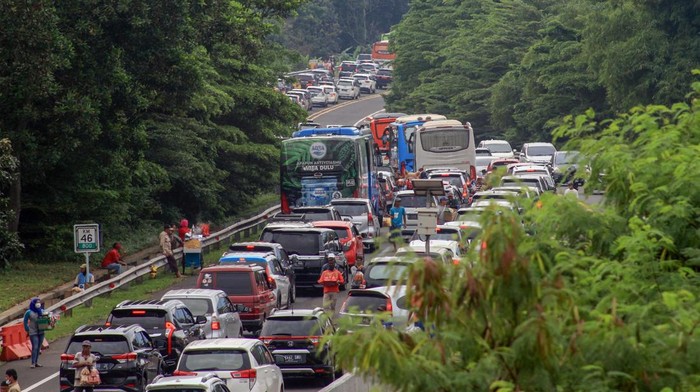 Antrean panjang kendaraan terlihat di jalur Puncak, Gadog, Kabupaten Bogor, saat libur kenaikan Isa Almasih. Berikut penampakannya.