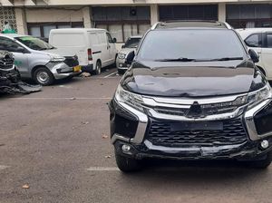 Pajero Maut Seruduk Mobil-Motor di Depan Menara Saidah