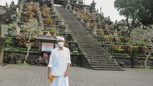 Pelatih Bali United, Stefano Cugurra Teco  di Pura Besakih