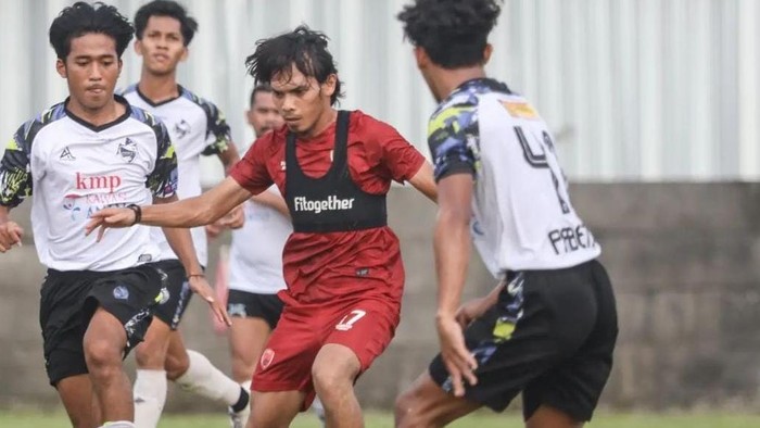 Pemain PSM Rasyid Bakri berusaha melewati penjagaan pemain OTP 37 FC Mamuju
