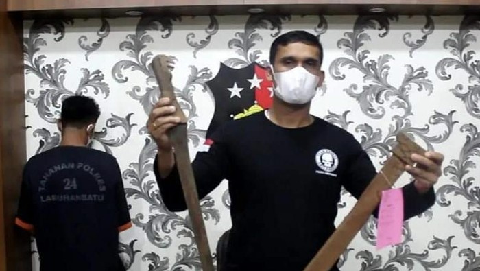 Polisi memperlihatkan pedang yang digunakan Jainal membacok preman di Labuhanbatu hingga tangan dan kakinya putus. Dok Polres Labuhanbatu