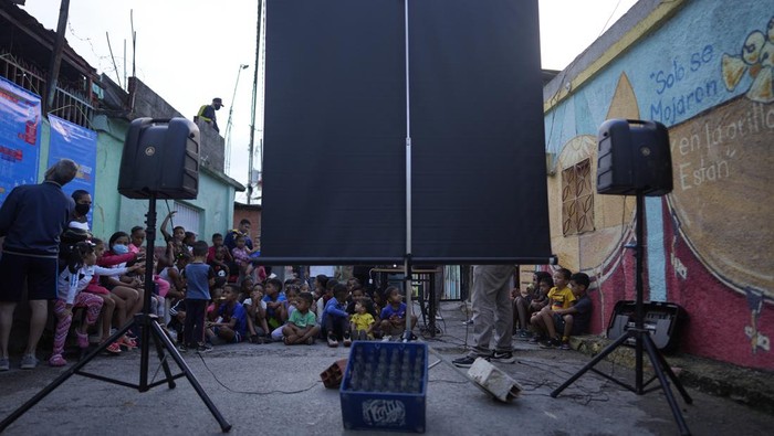 Festival film digelar di Caracas, ibu kota Venezuela. Uniknya, pemutaran film dilangsungkan di gang permukiman padat penduduk di kawasan tersebut. Ini fotonya.