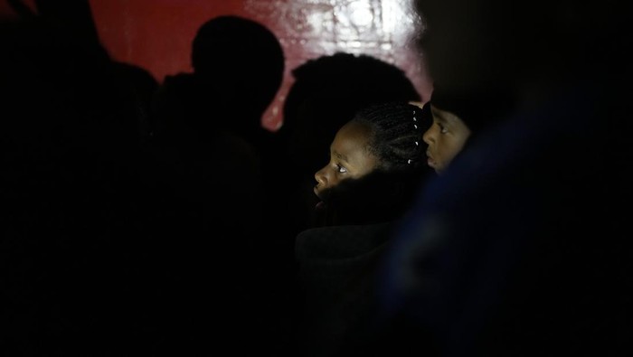 Penampakan Gang di Venezuela yang Disulap Jadi 'Bioskop' Dadakan Festival film digelar di Caracas, ibu kota Venezuela. Uniknya, pemutaran film dilangsungkan di gang permukiman padat penduduk di kawasan tersebut. Ini fotonya.
