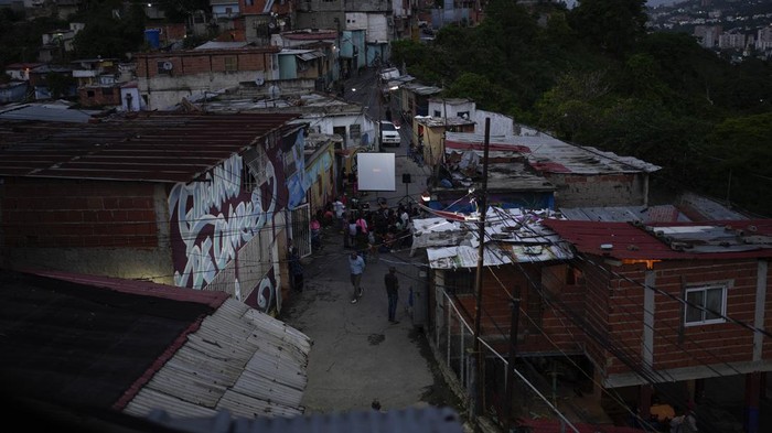 Festival film digelar di Caracas, ibu kota Venezuela. Uniknya, pemutaran film dilangsungkan di gang permukiman padat penduduk di kawasan tersebut. Ini fotonya.