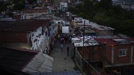 Kampung Begal di Venezuela Disulap Jadi Bioskop Dadakan