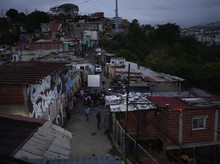 Kampung Begal di Venezuela Disulap Jadi Bioskop Dadakan