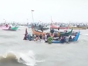Diterjang Ombak-Angin Kencang, 6 Perahu Nelayan di Rembang Tenggelam