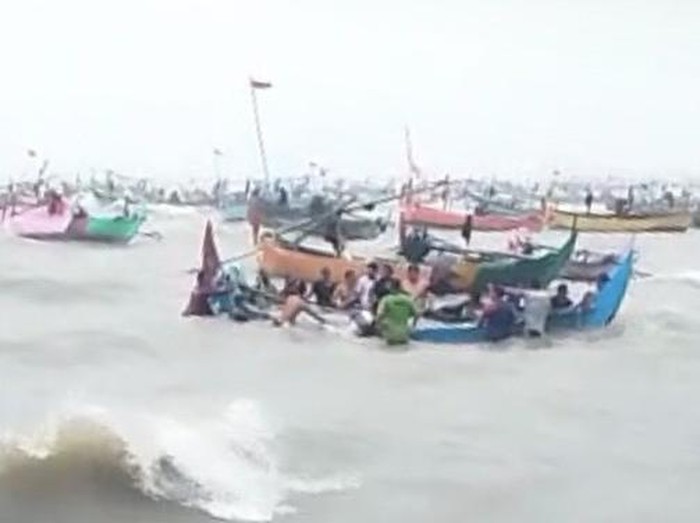 Perahu milik nelayan di Kecamatan Rembang disapu ombak besar dan angin kencang, Kamis (26/5/2022) siang.