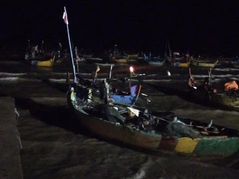 Perahu milik nelayan di Kecamatan Rembang disapu ombak besar dan angin kencang, Kamis (26/5/2022) siang.