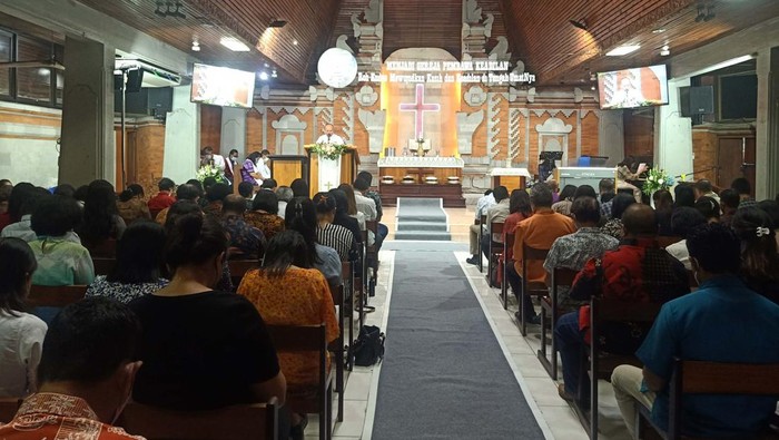 Peringatan Kenaikan Isa Almasih di Denpasar Ratusan umat Kristiani mengikuti perayaan Hari Kenaikan Isa Almasih di GKPB Jemaat Kristus Kasih dan BPI Fajar Kasih, Denpasar, Bali. Misa diikuti secara offline dan online.