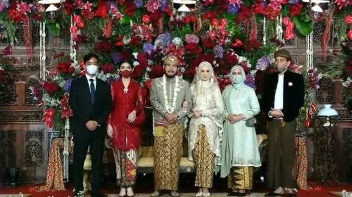Gibran Rakabuming dan Selvi Ananda berfoto dalam pernikahan Ketua MK Anwar Usman-adik Jokowi, Idayati, Kamis (26/5/2022).