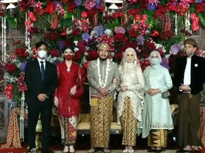 Gibran Rakabuming dan Selvi Ananda berfoto dalam pernikahan Ketua MK Anwar Usman-adik Jokowi, Idayati, Kamis (26/5/2022).