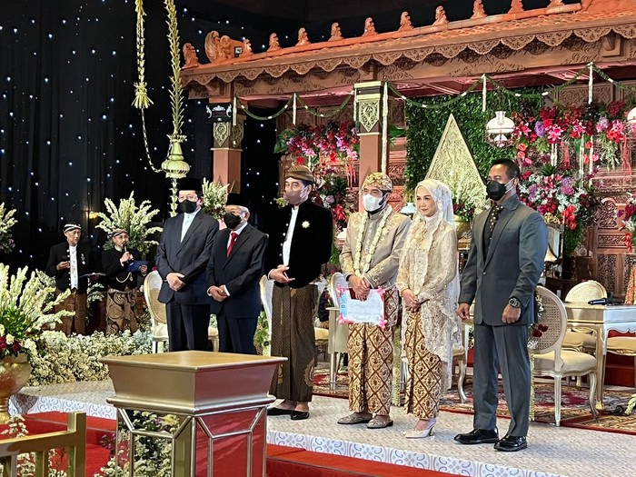 Pernikahan Ketua MK dan Adik Jokowi