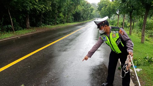 Polisi dari unit Lantas Polsek Gerokgak saat melakukan olah TKP.