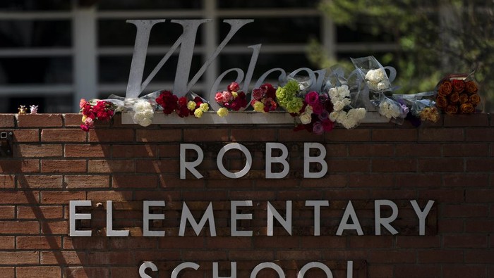 Aksi penembakan di SD Robb, Uvalde, Texas, menewaskan 21 orang, termasuk anak-anak. Bunga hingga boneka diletakkan di luar sekolah sebagai lambang duka cita.