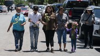 Aksi penembakan yang dilaporkan dilakukan oleh pria remaja berusia 18 tahun itu menggemparkan publik, tak hanya di Amerika Serikat tetapi juga dunia internasional. Sejumlah orang berdatangan membawa bunga ke lokasi penembakan. 