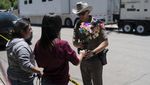 Potret Bunga hingga Boneka Hiasi Lokasi Penembakan di SD Texas