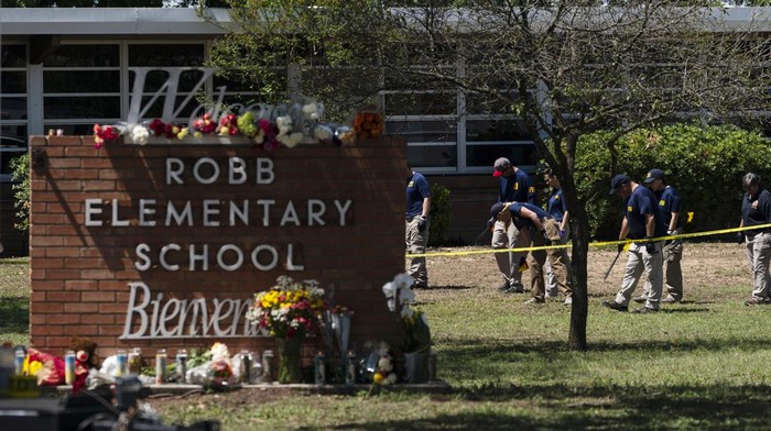 Aksi penembakan di SD Robb, Uvalde, Texas, menewaskan 21 orang, termasuk anak-anak. Bunga hingga boneka diletakkan di luar sekolah sebagai lambang duka cita.