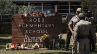 Penampakan bunga, lilin hingga boneka yang diletakkan di luar sekolah dasar (SD) Robb, Uvalde, Texas, yang diketahui menjadi lokasi penembakan maut, Rabu (25/5/2022).