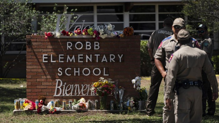 Aksi penembakan di SD Robb, Uvalde, Texas, menewaskan 21 orang, termasuk anak-anak. Bunga hingga boneka diletakkan di luar sekolah sebagai lambang duka cita.