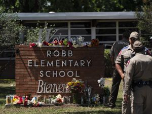 Potret Bunga hingga Boneka Hiasi Lokasi Penembakan di SD Texas