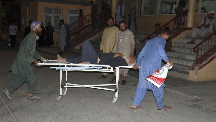 Potret Korban Ledakan Bom di Afghanistan yang Tewaskan 9 Orang Ledakan bom yang hancurkan minibus di kota Mazar-i-Sharif, Afghanistan, tewaskan 9 orang dan 15 lainya terluka. Para korban kini jalani perawatan di rumah sakit