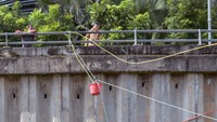 Pembeli hanya tinggal menunggu pesanannya dikerek dari warung tersebut.