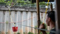 Pelanggan yang ingin berbelanja tinggal menuliskan apa yang ingin dibeli dan menaruh uangnya dalam ember. Lalu ember itu akan dikerek oleh pemilik warung.