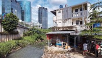 Lokasi warung yang berada di seberang kali membuat aktivitas jual beli harus menggunakan ember dan tali.  