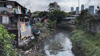 Foto udara ini memperlihatkan tali-tali yang dibentangkan melintasi sungai, yang digunakan oleh operator warung kerek untuk mengirim pesanan makanan dan minuman dengan tali dan ember kepada pelanggannya, di Jakarta, Sabtu (21/5/2022).