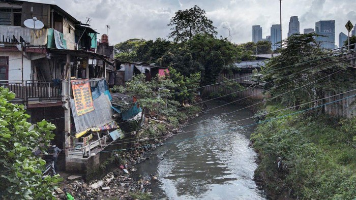 Potret Unik Belanja di Warung Kerek, Pakai Tali dan Ember TOPSHOT - This aerial picture shows ropes stretched across a river, used by 'warung kerek' operators to send food and drink orders by ropes and buckets to their customers, in Jakarta on May 21, 2022. (Photo by BAY ISMOYO / AFP) (Photo by BAY ISMOYO/AFP via Getty Images)