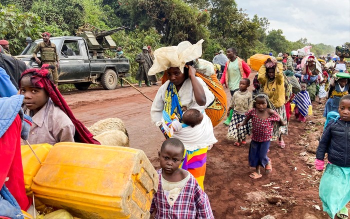 Congolese civilians and their animals flee near the Congolese border with Rwanda after fightings broke out in Kibumba, outside Goma in the North Kivu province of the Democratic Republic of Congo May 24, 2022. REUTERS/Djaffar Sabiti