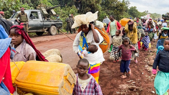 Congolese civilians and their animals flee near the Congolese border with Rwanda after fightings broke out in Kibumba, outside Goma in the North Kivu province of the Democratic Republic of Congo May 24, 2022. REUTERS/Djaffar Sabiti