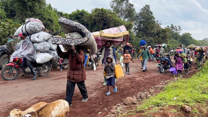 Potret Warga Sipil Kongo Melarikan Diri Gegara Konflik Congolese civilians and their animals flee near the Congolese border with Rwanda after fightings broke out in Kibumba, outside Goma in the North Kivu province of the Democratic Republic of Congo May 24, 2022. REUTERS/Djaffar Sabiti