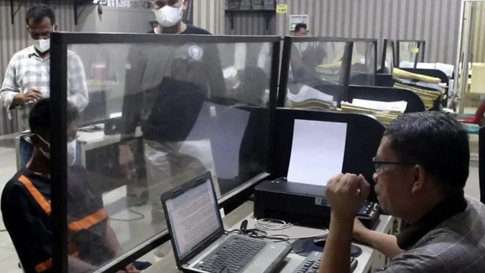 POlres Labuhan Batu memeriksa pria pembacok preman. Dok Polres Labuhanbatu