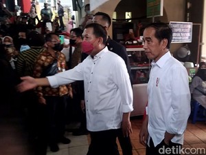 Momen Jokowi Lepas Masker saat Blusukan di Pasar Gede Solo