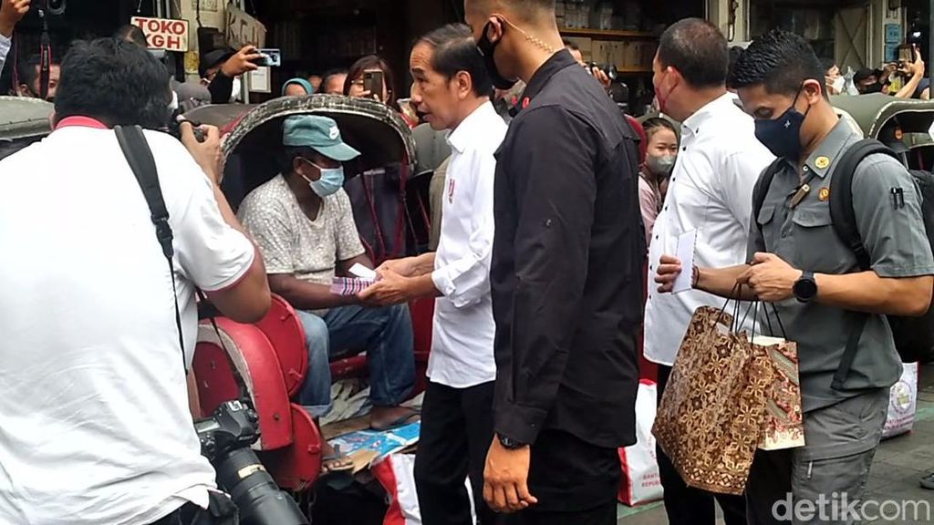Jokowi Lepas Masker Saat Blusukan di Pasar Solo, Begini Momennya