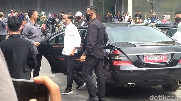 Presiden Jokowi blusukan di Pasar Gede, Solo, Kamis (26/5/2022).